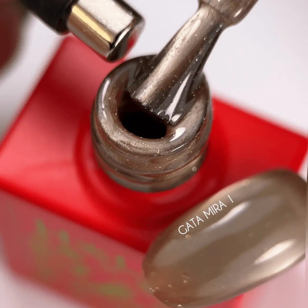 HOLA Gata Mira Gellack mit Katzenaugen-Effekt Seidiger Cat-Eye Hybrid-Nagellack HEMA-frei HOLA Gata Mira PICANTE Design Hybrid-Nagellack