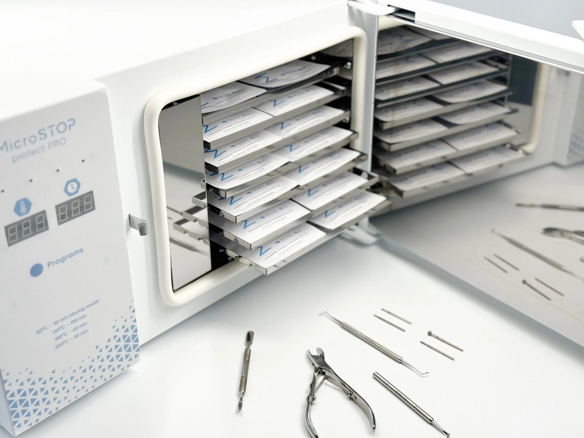 MICROSTOP Protect PRO mit sieben Ablagen für Instrumentensets und Sterilisationsbeutel