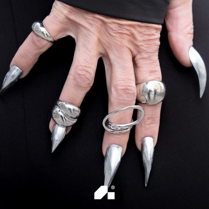 Fertige Katzenkrallen-Nagelverlängerung