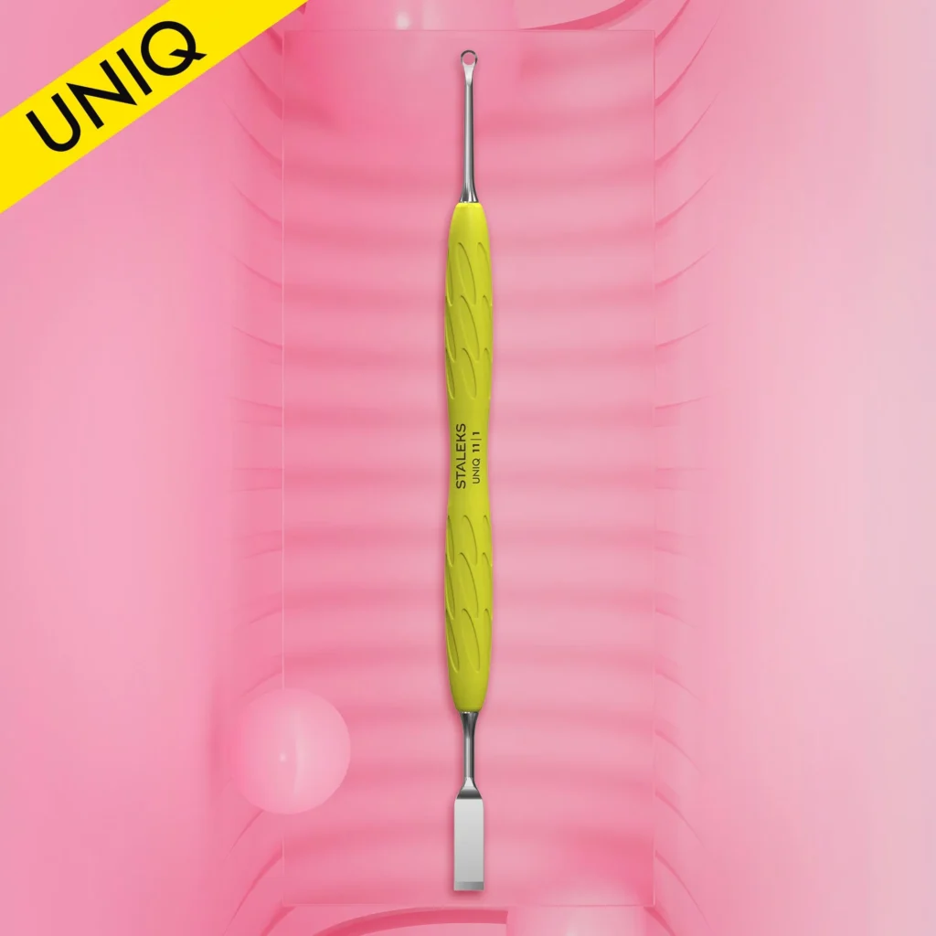 Ergonomischer gelber Silikongriff des STALEKS UNIQ Nagelhautschiebers